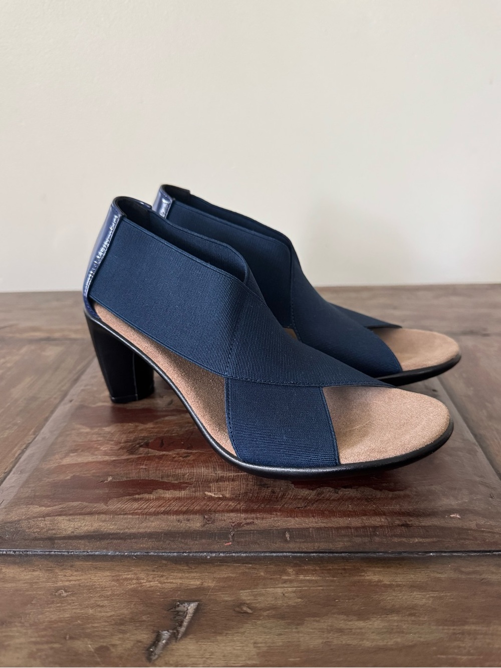 Charleston Shoe Co Crawford stretchy navy heeled open toe sandals women’s size 6
